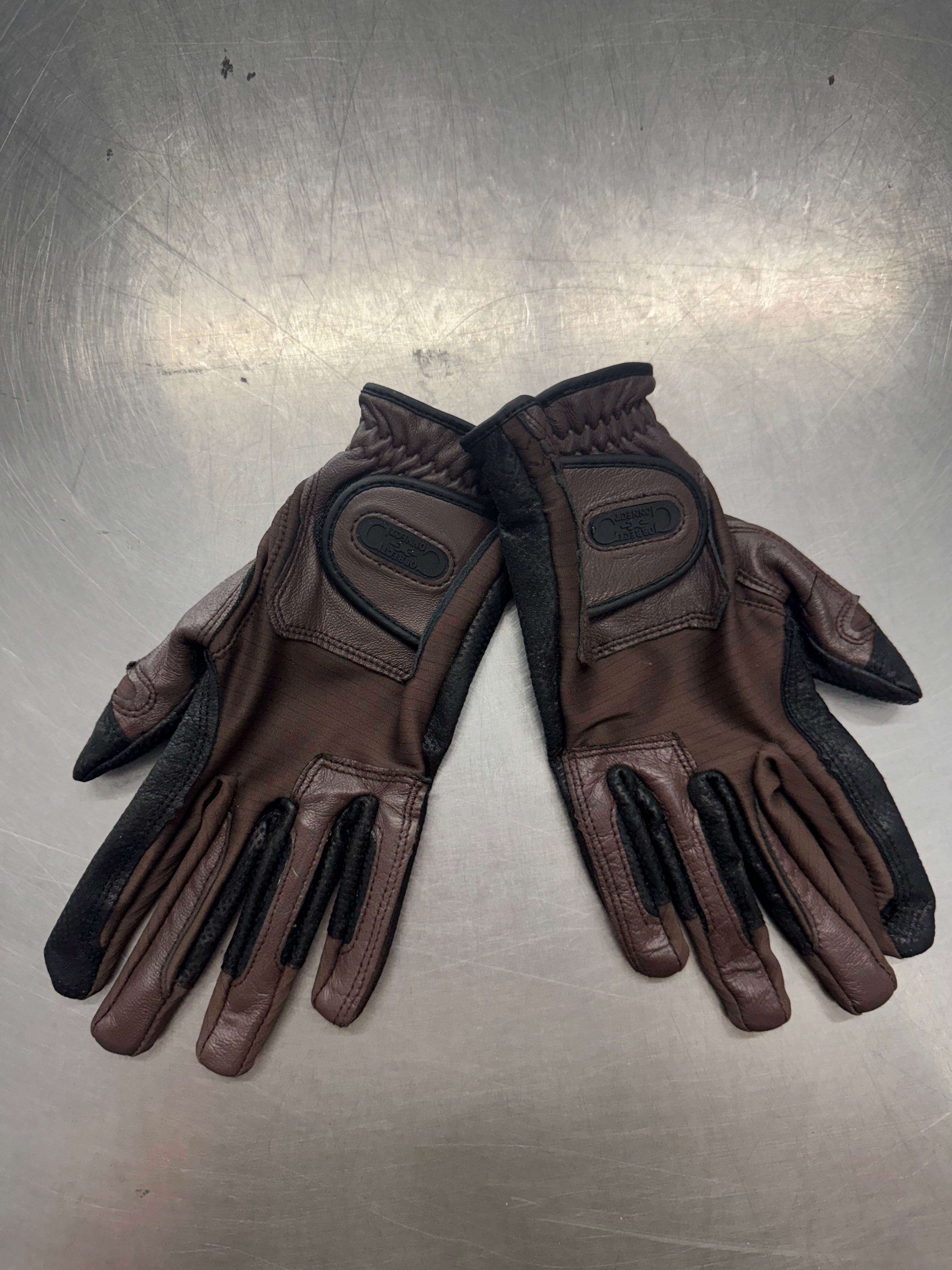 Small tackified gloves in brown